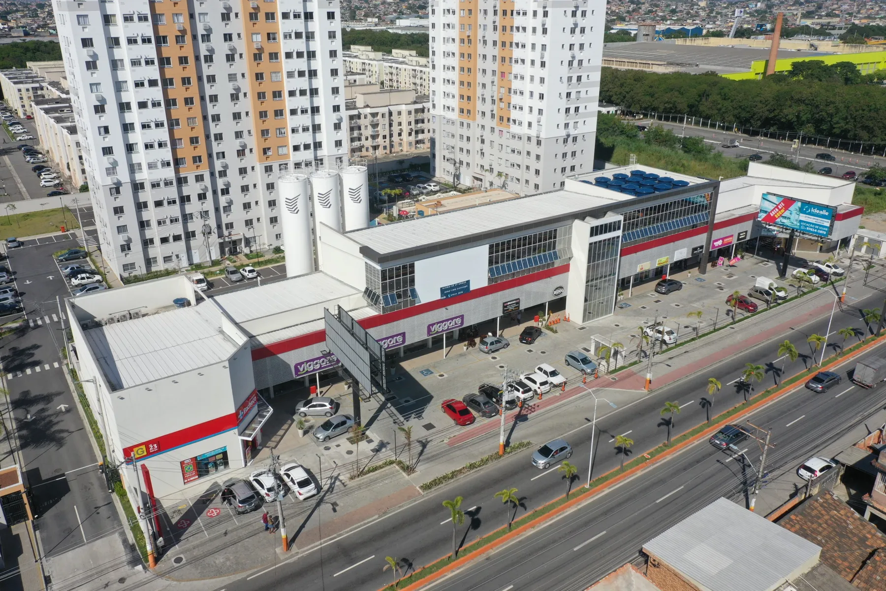 Complexo comercial com estrutura e cobertura metálicas visto do alto